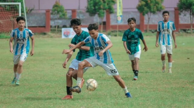 Kompetisi Sepak Bola Tingkat Pelajar, Football Student League (FSL) 2025, secara resmi dimulai pada Sabtu (13/12) di Stadion Mini Cibitung, Desa Wanajaya, Kecamatan Cibitung. Pertandingan pembuka mempertemukan SMPN 1 Cikarang Barat melawan SMPN 1 Cikarang Timur.
