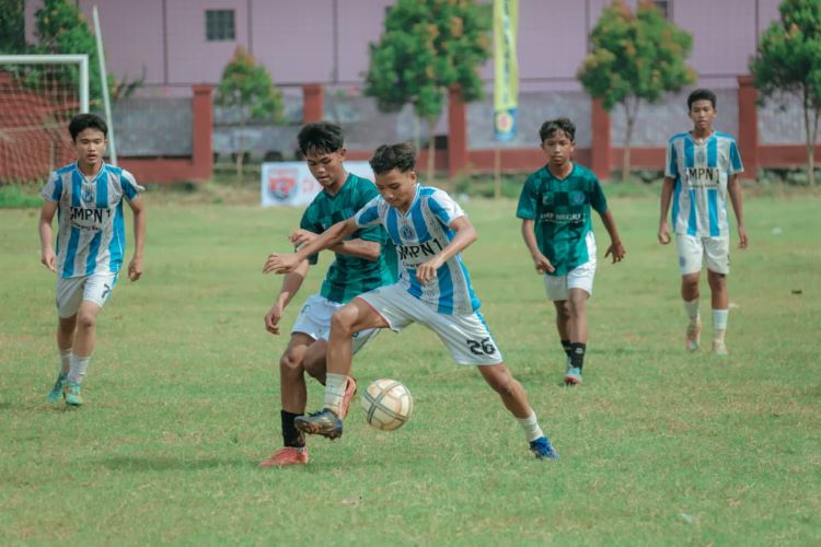 Kompetisi Sepak Bola Tingkat Pelajar, Football Student League (FSL) 2025, secara resmi dimulai pada Sabtu (13/12) di Stadion Mini Cibitung, Desa Wanajaya, Kecamatan Cibitung. Pertandingan pembuka mempertemukan SMPN 1 Cikarang Barat melawan SMPN 1 Cikarang Timur.