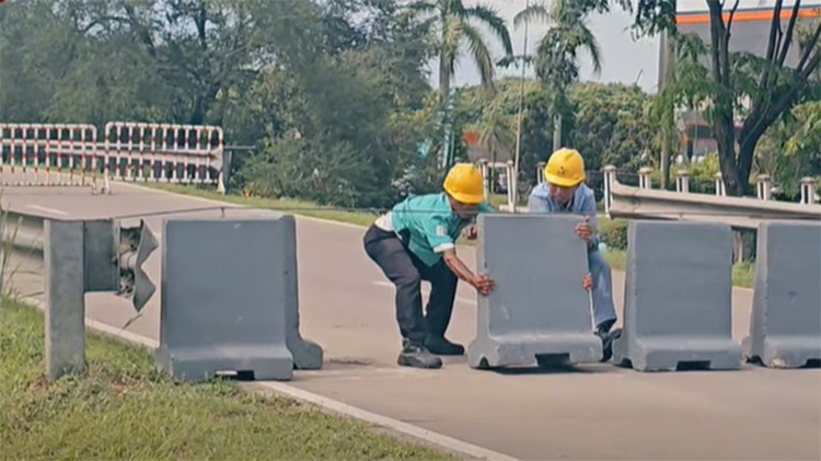 Untuk mengurai kemacetan, akses Jembatan Cikarang dari EJIP - MM2100 maupun sebaliknya dibuka sementara untuk kendaraan roda dua.