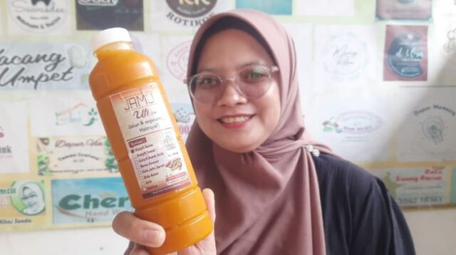 Seiring perkembangan zaman, Jamu Uti yang dahulu dijajakan dengan cara digendong dari kampung ke kampung kini bertransformasi menjadi minuman kemasan botol yang lebih modern dan menarik.