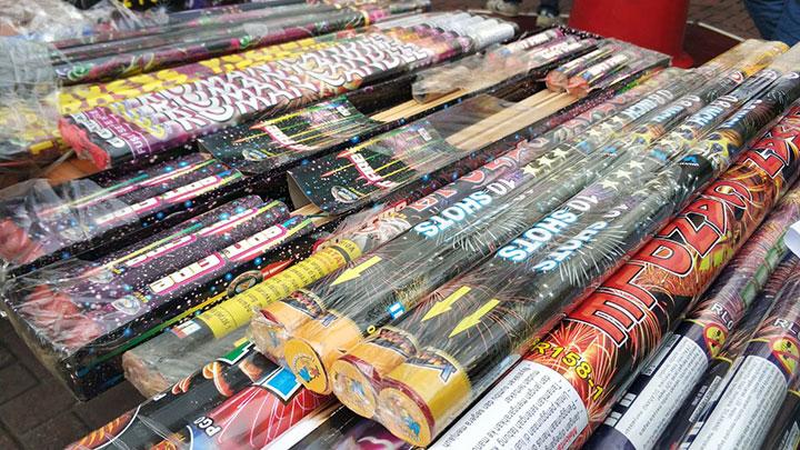 Orang tua diminta untuk mengawasi aktivitas putra-putrinya saat malam tahun baru di Kabupaten Bekasi. Konvoi kendaraan, menyalakan kembang api hingga membakar petasan menjadi aktivitas yang perlu diwaspadai karena berpotensi menimbulkan kemacetan dan gangguan ketertiban umum.