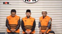 Komisi Pemberantasan Korupsi (KPK) resmi menetapkan Bupati Bekasi, Ade Kuswara Kunang (ADK), sebagai tersangka dalam kasus dugaan suap terkait ijon proyek di Kabupaten Bekasi. Selain Ade Kuswara, ayahnya, HM Kunang, yang menjabat sebagai Kepala Desa Sukadami, Kecamatan Cikarang Selatan, juga turut ditetapkan sebagai tersangka.
