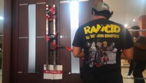 Komisi Pemberantasan Korupsi (KPK) menyegel ruang kerja Bupati Bekasi, Ade Kuswara Kunang. Segel tampak dipasang di dua pintu masuk ruangan tersebut.