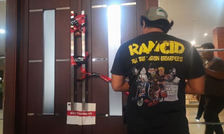 Komisi Pemberantasan Korupsi (KPK) menyegel ruang kerja Bupati Bekasi, Ade Kuswara Kunang. Segel tampak dipasang di dua pintu masuk ruangan tersebut.