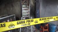 Kebakaran melanda sebuah warung kelontong di Jalan Raya Citarik, Desa Jatibaru, Kecamatan Cikarang Timur, Kabupaten Bekasi. Peristiwa tragis ini mengakibatkan satu orang meninggal dunia dan dua lainnya mengalami luka bakar serius.