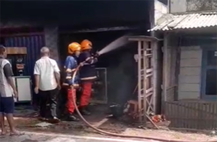 Kebaran melanda sebuah warung kelontong di Jalan Raya Citarik, Desa Jatibaru, Kecamatan Cikarang Timur, Kabupaten Bekasi, Selasa (30/12). Peristiwa ini mengakibatkan satu orang tewas dan dua lainnya mengalami luka bakar serius.