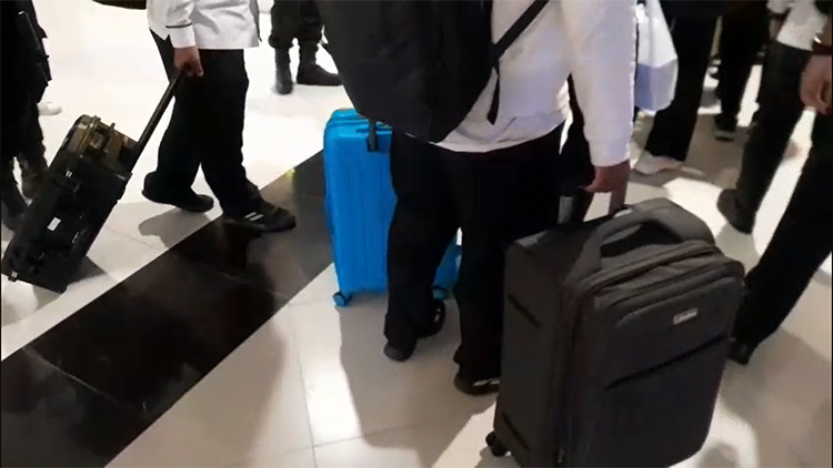 Komisi Pemberantasan Korupsi (KPK) mengakhiri penggeledahan di ruang kerja Bupati Bekasi setelah berlangsung sekitar tujuh jam, Senin (22/12). Sekitar pukul 20.00 WIB sejumlah petugas KPK keluar dari ruang kerja Bupati Bekasi dengan membawa empat koper berukuran besar yang diduga berisi dokumen penting