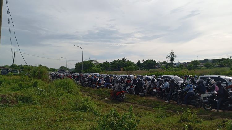 Kemacetan parah terjadi di Jalan Kawasan Industri MM2100,  Senin (15/12) pagi. Kemacetan ini disebabkan oleh penutupan akses Jembatan Cikarang yang mengakibatkan kendaraan harus mencari jalur alternatif.