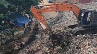 Proses pengerukan sampah yang menutupi akses jalan di TPA Burangkeng.