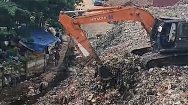 Proses pengerukan sampah yang menutupi akses jalan di TPA Burangkeng.