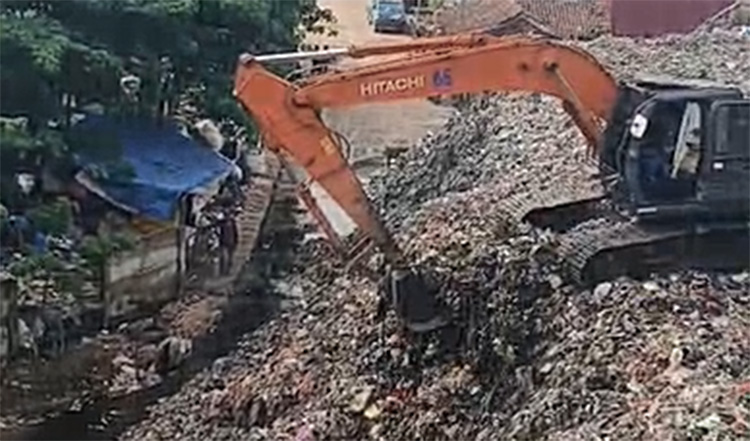Proses pengerukan sampah yang menutupi akses jalan di TPA Burangkeng.