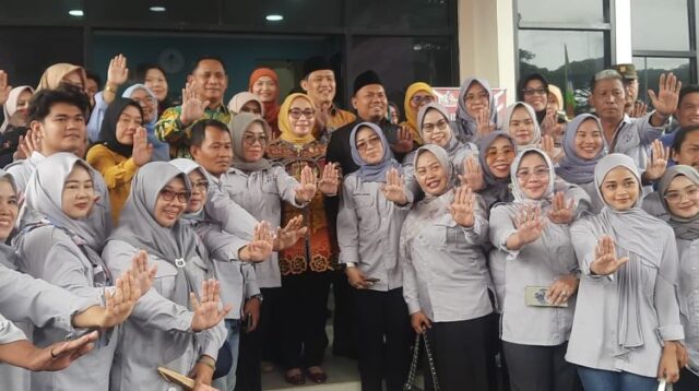 Menteri Pemberdayaan Perempuan dan Perlindungan Anak (PPPA) Republik Indonesia, Arifatul Choiri Fauzi saat menghadiri peresmian Kantor Pelayanan Terpadu UPTD Perlindungan Perempuan dan Anak (PPA) Kabupaten Bekasi serta Rumah Perlindungan Sementara (RPS) Ramah Anak yang berlokasi di Kawasan Industri Delta Silicon II, Cikarang Pusat, Kamis (11/12).