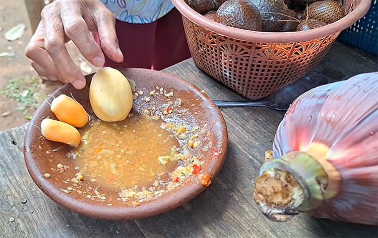 Rujak salak Mak Ambreh di Kp Cisaat, Desa Kertarahayu, Kecamatan Setu.