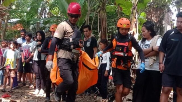 Selama proses pencarian, Tim SAR Gabungan membagi area pencarian menjadi dua tim. Tim pertama melakukan penyisiran menggunakan perahu karet hingga radius 3 kilometer dari lokasi kejadian. Sementara itu, tim kedua melakukan pencarian secara visual melalui jalur darat hingga radius 3,5 kilometer dari lokasi kejadian