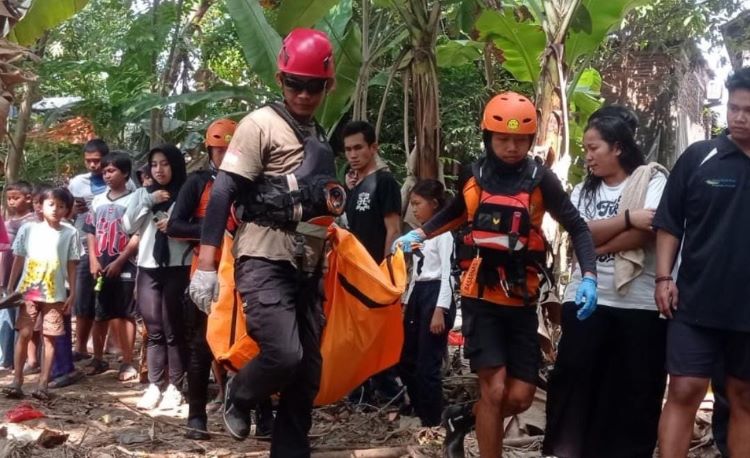 Selama proses pencarian, Tim SAR Gabungan membagi area pencarian menjadi dua tim. Tim pertama melakukan penyisiran menggunakan perahu karet hingga radius 3 kilometer dari lokasi kejadian. Sementara itu, tim kedua melakukan pencarian secara visual melalui jalur darat hingga radius 3,5 kilometer dari lokasi kejadian