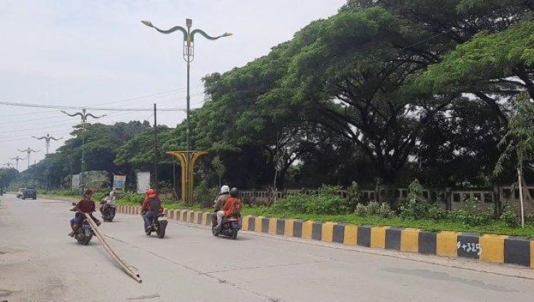 Menjelang libur Natal dan Tahun Baru 2026, kondisi Jalan Inspeksi Kalimalang di Kabupaten Bekasi masih gelap gulita karena banyaknya lampu Penerangan Jalan Umum (PJU) yang tidak berfungsi.