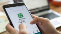 Salah satu modus yang sering terjadi adalah penyebaran file APK berbahaya melalui WhatsApp, yang digunakan untuk mengakses mobile banking. OJK mencatat lebih dari 5 ribu laporan dengan kerugian mencapai Rp600 juta atas modus ini.