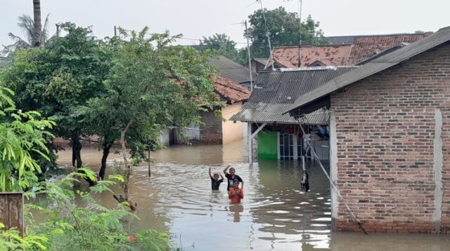 Banjir menggenangi pemukiman warga di Kp. Kali Ulu, Desa Tanjungsari, Kecamatan Cikarang Utara Kabupaten Bekasi beberapa waktu lalu.
