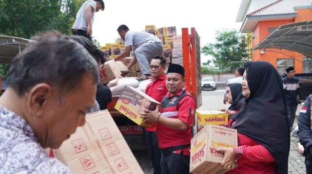 DPC PDI Perjuangan Kabupaten Bekasi menyalurkan bantuan kemanusiaan bagi masyarakat terdampak banjir dan longsor di Aceh, Sumatera Utara dan Sumatera Barat.