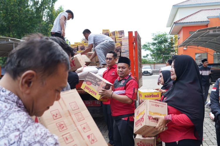 DPC PDI Perjuangan Kabupaten Bekasi menyalurkan bantuan kemanusiaan bagi masyarakat terdampak banjir dan longsor di Aceh, Sumatera Utara dan Sumatera Barat.