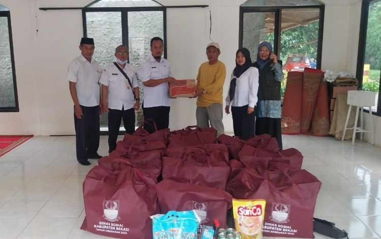 Dinas Sosial (Dinsos) Kabupaten Bekasi menyalurkan bantuan kepada warga Desa Tamansari, Kecamatan Setu, yang menjadi korban bencana angin puting beliung yang terjadi beberapa hari lalu.