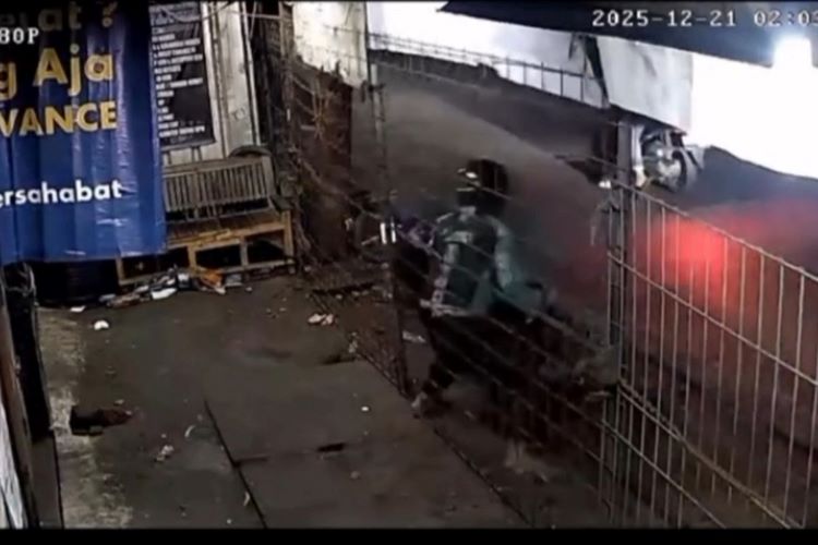 Seorang pengemudi ojek online berinisial S (35) nyaris menjadi korban pembegalan di Jalan Pantura Rengas Bandung, Desa Tanjung Baru, Kecamatan Cikarang Timur, Kabupaten Bekasi, Minggu (21/12) dinihari