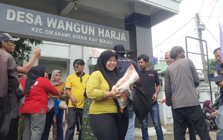 PT Harrosa Darma Nusantara bekerja sama dengan PT Jaya Refrigeration Equipment (Midea Indonesia) menyalurkan bantuan sosial berupa 26 ton beras kepada 2.400 Kepala Keluarga (KK) di wilayah Desa Wangunharja, Kecamatan Cikarang Utara, Kabupaten Bekasi, Jum'at (12/12) pagi.
