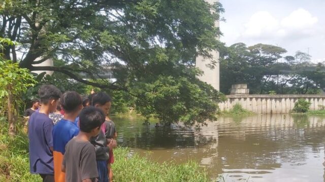 Dua remaja berinisial G (16) dan A (14) tewas tenggelam di sebuah danau buatan yang terletak di Kampung Buaran, Desa Lambang Sari, Kecamatan Tambun Selatan, Kabupaten Bekasi. Sementara itu, satu korban lainnya berinisial D (14) masih dalam proses pencarian oleh tim SAR gabungan.