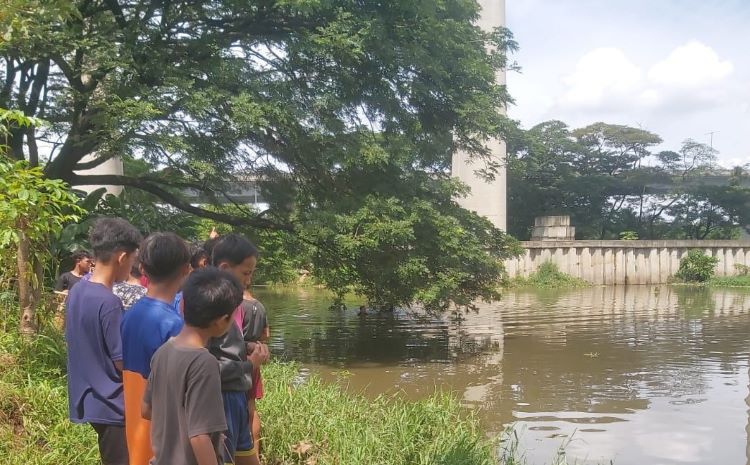 Dua remaja berinisial G (16) dan A (14) tewas tenggelam di sebuah danau buatan yang terletak di Kampung Buaran, Desa Lambang Sari, Kecamatan Tambun Selatan, Kabupaten Bekasi. Sementara itu, satu korban lainnya berinisial D (14) masih dalam proses pencarian oleh tim SAR gabungan.