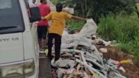 Aksi pembuangan sampah sembarangan di tepi jalan Pantura, tepatnya di Kampung Cibuntu, Desa Waringin Jaya, Kecamatan Kedungwaringin, Kabupaten Bekasi
