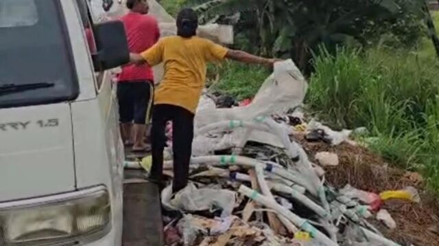 Aksi pembuangan sampah sembarangan di tepi jalan Pantura, tepatnya di Kampung Cibuntu, Desa Waringin Jaya, Kecamatan Kedungwaringin, Kabupaten Bekasi