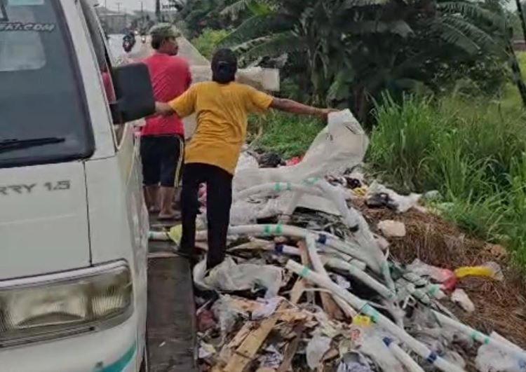 Aksi pembuangan sampah sembarangan di tepi jalan Pantura, tepatnya di Kampung Cibuntu, Desa Waringin Jaya, Kecamatan Kedungwaringin, Kabupaten Bekasi