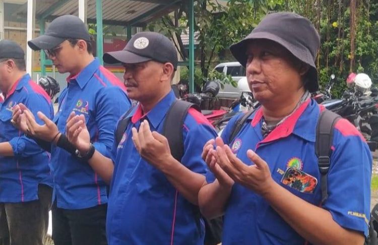 Buruh dari serikat pekerja PT Eka Gunatama Mandiri saat mengaawal rapat pleno Dewan Pengupahan Kabupaten Bekasi membahas usulan UMK Bekasi Tahun 2026 di Komplek Perkantoran Pemkab Bekasi.