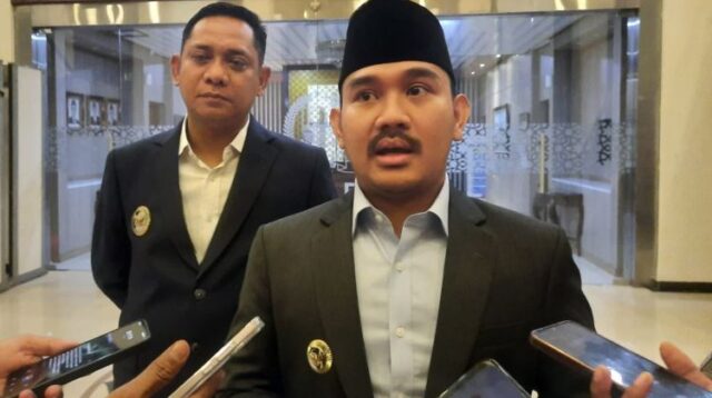 Bupati Bekasi, Ade Kuswara Kunang.