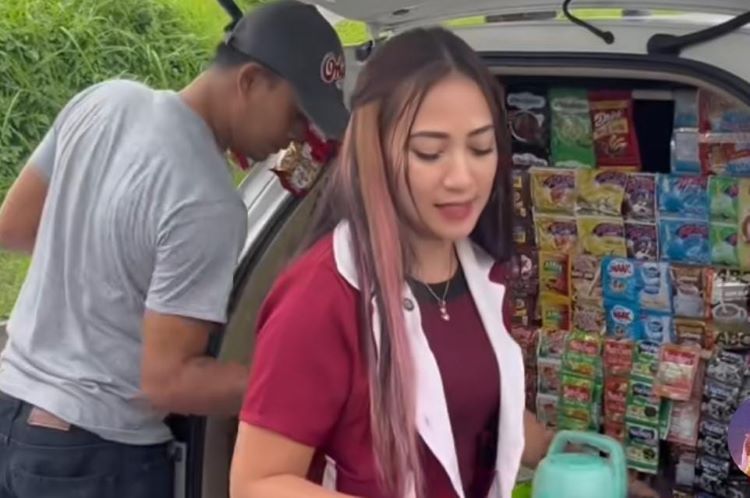 Wiwit, seorang Tiktoker yang menjajakan kopi menggunakan kendaraan roda empat tak jauh dari area Komplek Perkantoran Pemerintahan Kabupaten Bekasi | Souce: IG @gina_angelia