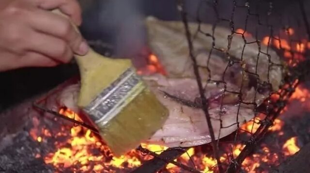 Salah satu tradisi yang tak pernah absen saat perayaan malam tahun baru adalah acara bakar-bakaran. Selain menyenangkan, acara ini juga menjadi cara untuk menikmati hidangan lezat sambil berbincang santai.