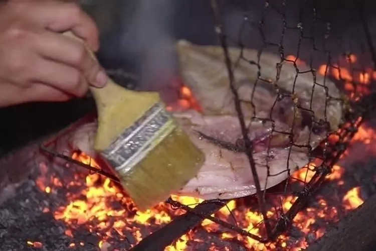Salah satu tradisi yang tak pernah absen saat perayaan malam tahun baru adalah acara bakar-bakaran. Selain menyenangkan, acara ini juga menjadi cara untuk menikmati hidangan lezat sambil berbincang santai.