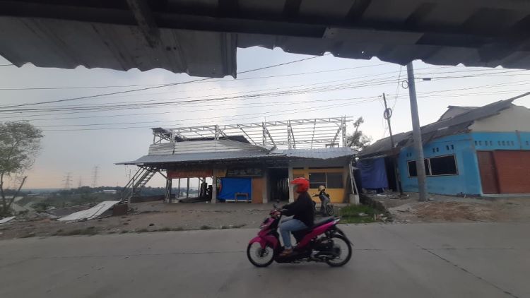 Pembangunan kembali Kafe Bukit Hyundai yang sebelumnya ambruk akibat diterjang angin kencang di wilayah Kecamatan Bojongmangu, Kabupaten Bekasi, menuai kekhawatiran dari warga sekitar. Pasalnya, material yang digunakan dinilai masih kurang kokoh sehingga berpotensi membahayakan keselamatan warga.