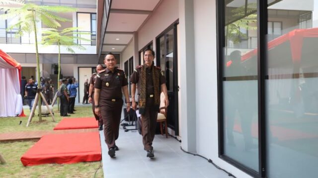 Kepala Kejaksaan Tinggi (Kajati) Jawa Barat, Hermon Dekristo (kanan), meresmikan Griya Adhyaksa Kabupaten Bekasi sebagai fasilitas mess pegawai kejaksaan. Fasilitas ini diharapkan dapat menunjang kualitas kinerja, integritas, serta pengabdian para pegawai kejaksaan kepada masyarakat, bangsa, dan negara.