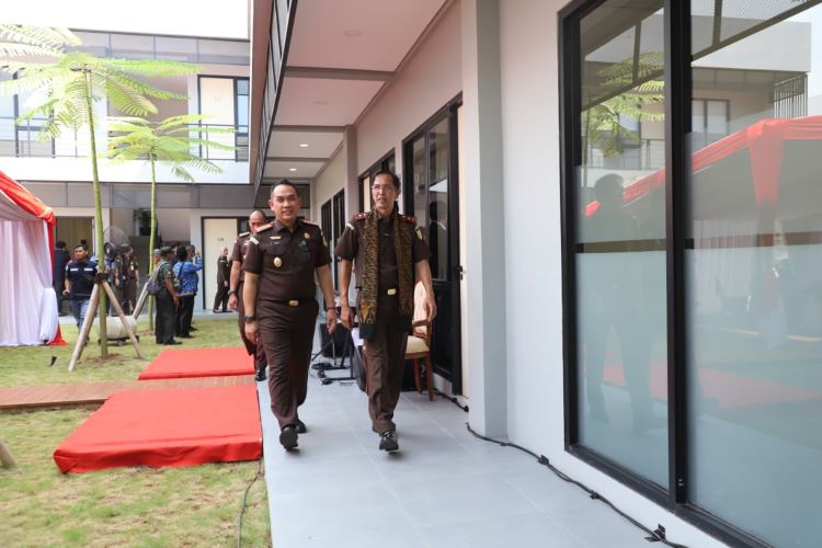 Kepala Kejaksaan Tinggi (Kajati) Jawa Barat, Hermon Dekristo (kanan), meresmikan Griya Adhyaksa Kabupaten Bekasi sebagai fasilitas mess pegawai kejaksaan. Fasilitas ini diharapkan dapat menunjang kualitas kinerja, integritas, serta pengabdian para pegawai kejaksaan kepada masyarakat, bangsa, dan negara.