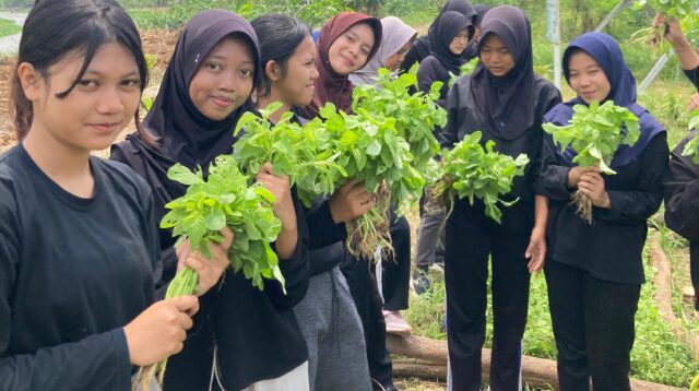 Bambu Foundation berhasil menjadikan bantaran sungai Kalimalang yang sebelumnya dikenal sebagai lahan tidur menjadi area produktif. Organisasi ini menyulap lahan tersebut menjadi kebun sayur dan buah yang tidak hanya bermanfaat bagi masyarakat sekitar tetapi juga mendukung pelestarian lingkungan.