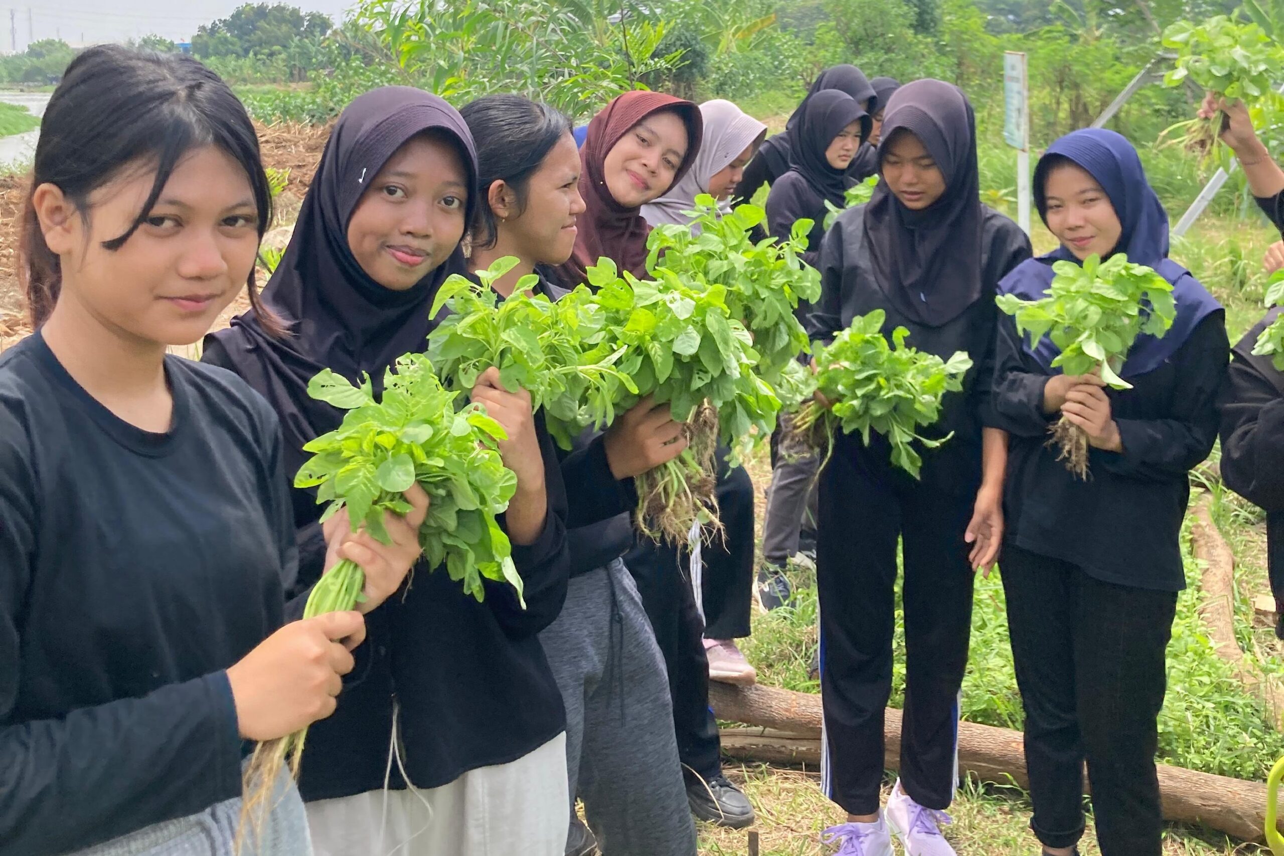 Bambu Foundation berhasil menjadikan bantaran sungai Kalimalang yang sebelumnya dikenal sebagai lahan tidur menjadi area produktif. Organisasi ini menyulap lahan tersebut menjadi kebun sayur dan buah yang tidak hanya bermanfaat bagi masyarakat sekitar tetapi juga mendukung pelestarian lingkungan.