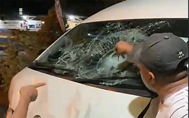 Minibus Toyota Hiace bernomor polisi B-7802-FDA berikut supir, yakni SU telah diamankan petugas kepolisian. Kasus kecelakaan tersebut masih dalam penyelidikan dan penanganan Unit Gakkum Satlantas Polres Metro Bekasi.