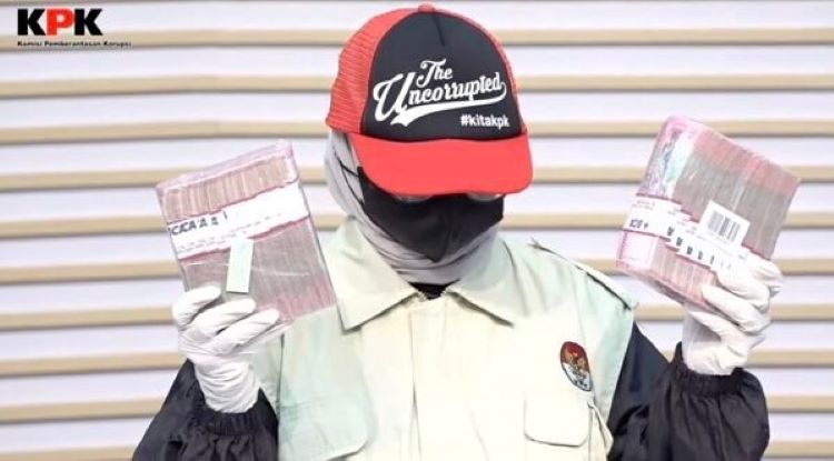 Saat penggeledahan di rumah Ade Kuswara Kunang, KPK turut mengamankan barang bukti berupa uang tunai sebesar Rp200 juta, yang disebut sebagai sisa setoran ijon keempat dari Sarjan.