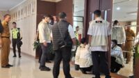 Komisi Pemberantasan Korupsi (KPK) membuka segel dan menggeledah kantor Bupati Bekasi Ade Kuswara Kunang, Senin (22/12) siang.