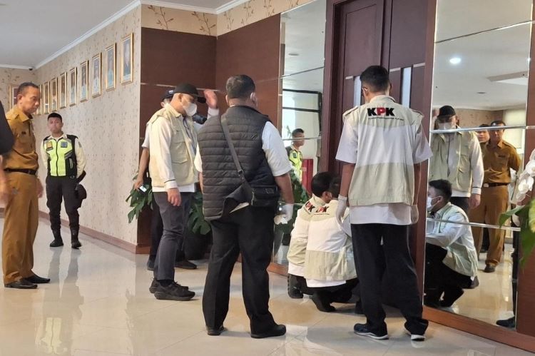 Komisi Pemberantasan Korupsi (KPK) membuka segel dan menggeledah kantor Bupati Bekasi Ade Kuswara Kunang, Senin (22/12) siang.