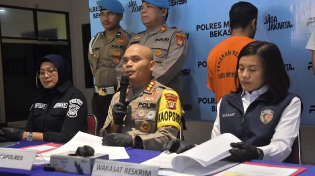 Seorang pria asal Karawang bernama Ata Supriyadi alias AS ditangkap oleh pihak kepolisian karena diduga melakukan penipuan terhadap para pencari kerja. Pelaku menggunakan modus menjanjikan korban untuk masuk bekerja di sejumlah perusahaan besar di kawasan Cikarang.