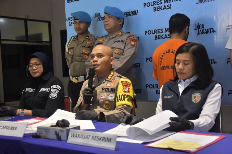 Seorang pria asal Karawang bernama Ata Supriyadi alias AS ditangkap oleh pihak kepolisian karena diduga melakukan penipuan terhadap para pencari kerja. Pelaku menggunakan modus menjanjikan korban untuk masuk bekerja di sejumlah perusahaan besar di kawasan Cikarang.