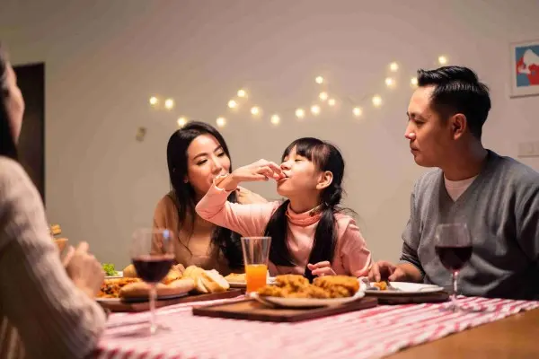 Di tengah imbauan pemerintah untuk tidak menyalakan kembang api demi menjaga ketertiban dan lingkungan, merayakan malam pergantian tahun di rumah bersama keluarga bisa menjadi pilihan yang bijak.