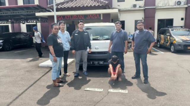 Polisi berhasil menangkap tiga pelaku pencurian mobil operasional milik sebuah perusahaan yang beroperasi di wilayah Desa Sukamahi, Kecamatan Cikarang Pusat, Kabupaten Bekasi. Ketiga pelaku masing-masing berinisial DS (24) dan YM (24) yang berasal dari Kabupaten Bogor, serta JA (18) warga Kabupaten Karawang.